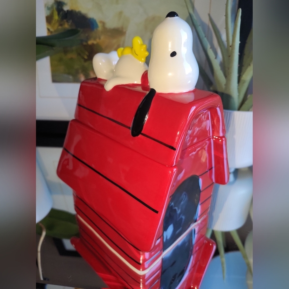 PEANUTS X RAE DUNN SNOOPY and WOODSTOCK Christmas Doghouse Cookie/Treat Jar 2023 - Picture 12 of 12